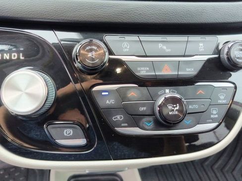 Used 2017 Chrysler Pacifica Touring-L FWD image 18