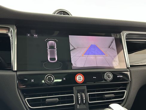 Certified 2025 Porsche Macan image 42