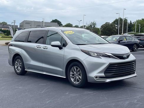 Used 2024 Toyota Sienna XLE FWD image 1