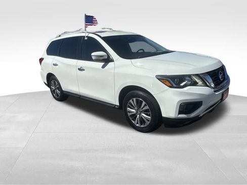 Used 2017 Nissan Pathfinder SV image 2