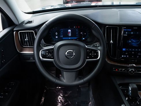 Used 2023 Volvo XC60 B5 Plus image 12