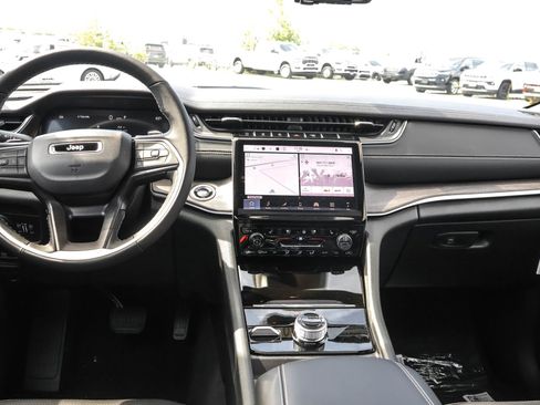 New 2025 Jeep Grand Cherokee Limited w/ Luxury Tech Group II image 17