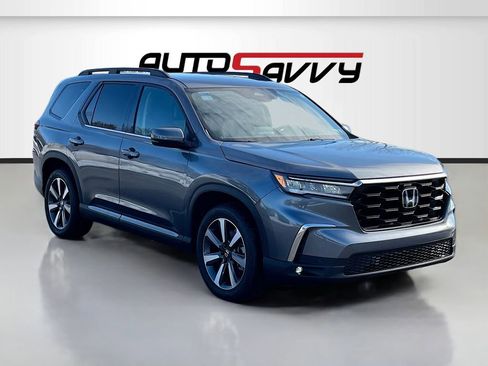 Used 2025 Honda Pilot Touring image 1