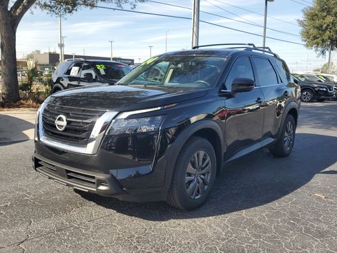 Used 2024 Nissan Pathfinder SV image 3