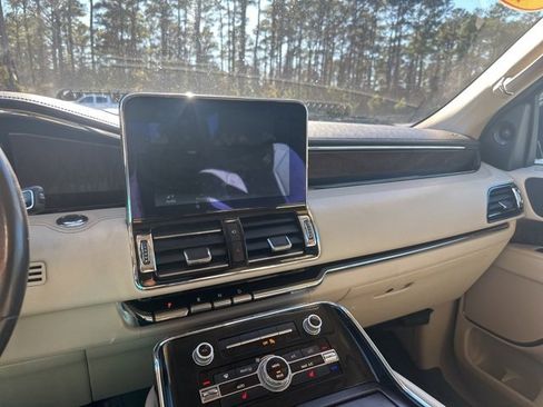 Used 2018 Lincoln Navigator Select w/ Technology Package image 16