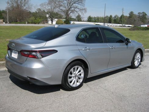 Used 2021 Toyota Camry LE image 7