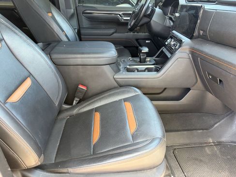 Used 2025 GMC Sierra 1500 AT4 w/ Technology Package AWD/4WD image 6