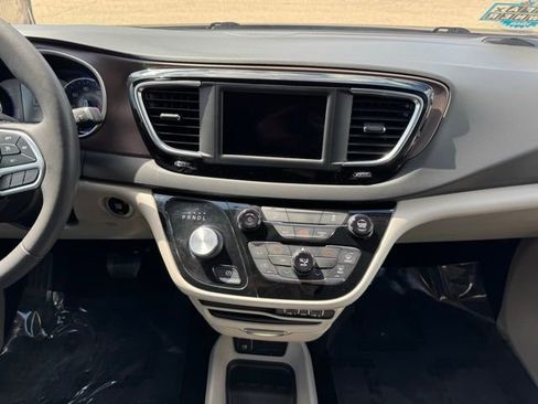 Used 2023 Chrysler Voyager LX FWD image 2