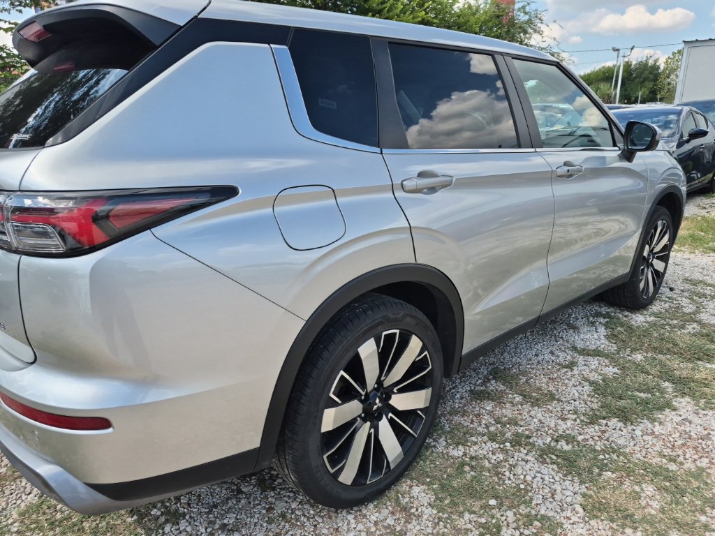Used 2025 Mitsubishi Outlander SE AWD/4WD image 3