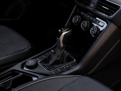 Used 2023 Volkswagen Taos SE image 33