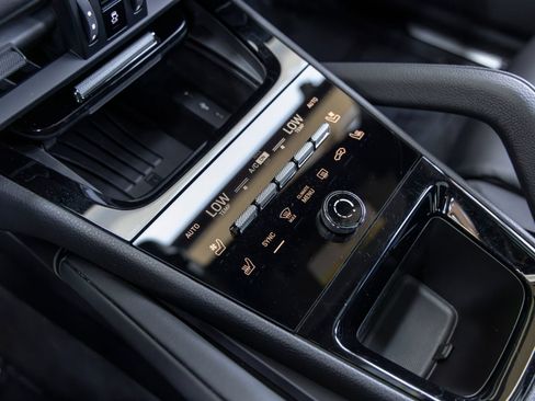 Certified 2025 Porsche Cayenne AWD/4WD image 38