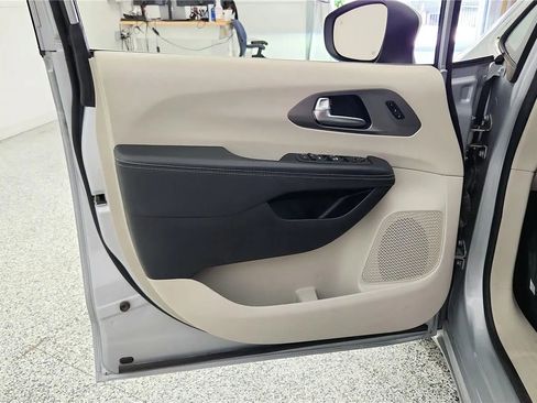 Used 2023 Chrysler Pacifica Touring-L FWD image 31