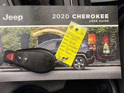 Used 2020 Jeep Cherokee Trailhawk AWD/4WD image 31