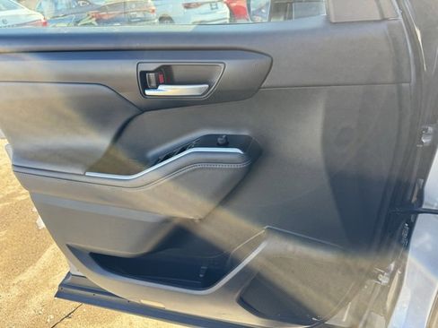 Used 2022 Toyota Highlander XLE image 24
