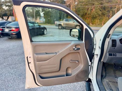 Used 2018 Nissan Frontier SV image 7