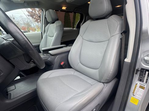 Used 2021 Toyota Sienna Limited image 21