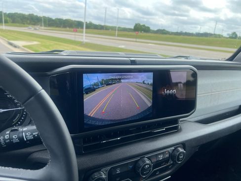 Used 2025 Jeep Wrangler Willys image 21