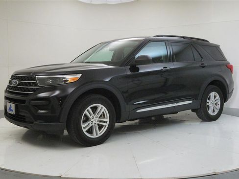 Used 2023 Ford Explorer XLT image 4