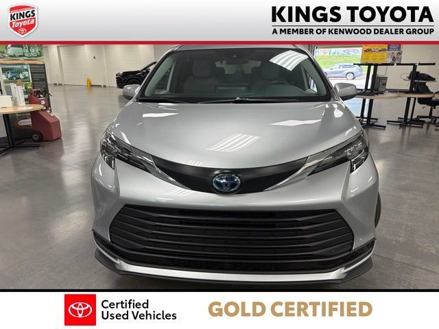 Used 2025 Toyota Sienna LE AWD/4WD image 3