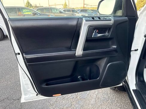 Used 2016 Toyota 4Runner SR5 AWD/4WD image 12