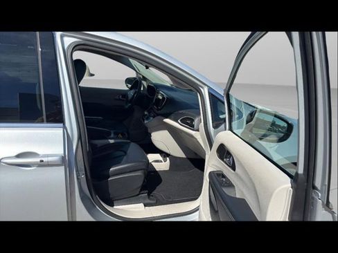 Used 2024 Chrysler Pacifica Select image 15