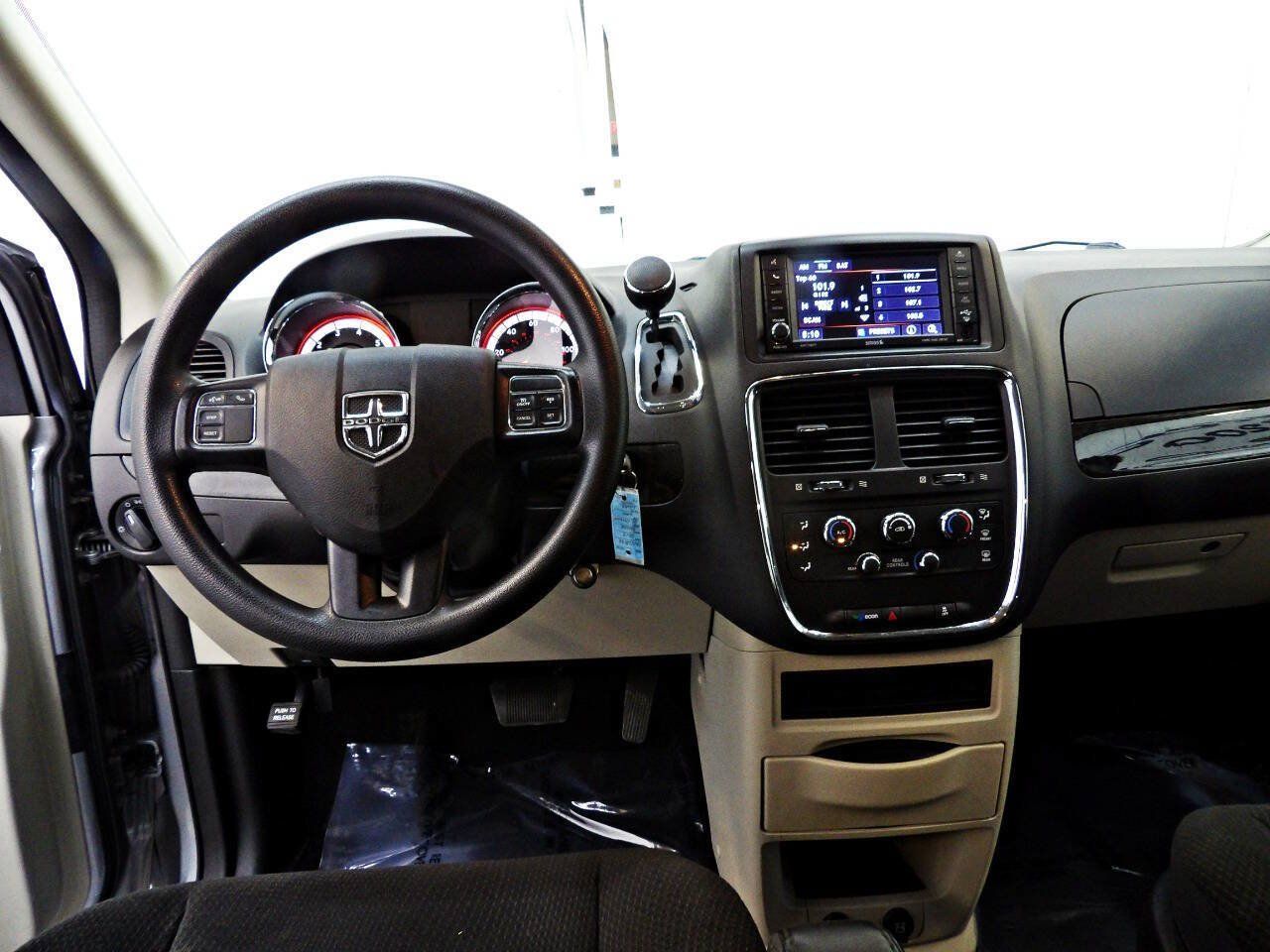 Used 2019 Dodge Grand Caravan SE w/ UConnect Hands-Free Group FWD image 18