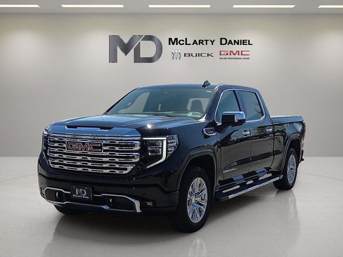 Used 2024 GMC Sierra 1500 Denali w/ Technology Package AWD/4WD image 3