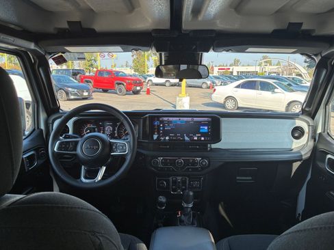 Used 2025 Jeep Wrangler Sahara image 32