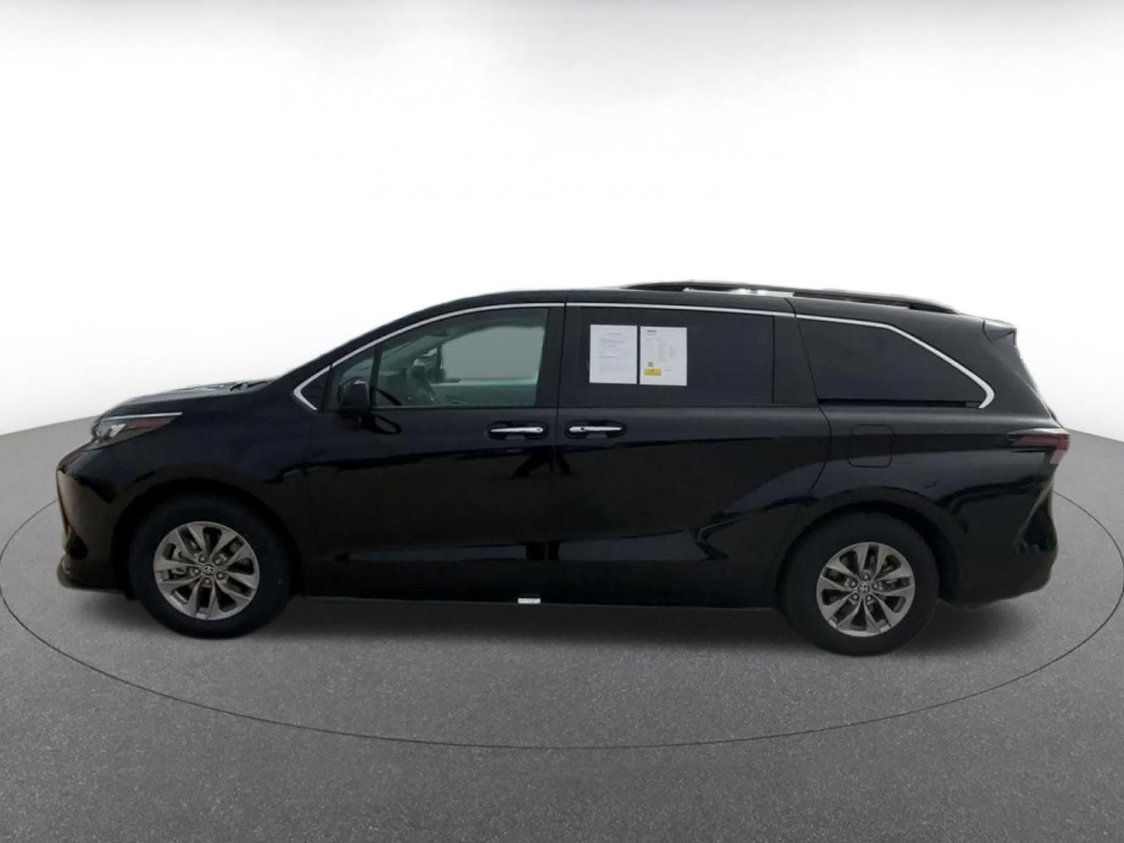 Used 2025 Toyota Sienna XLE FWD image 8