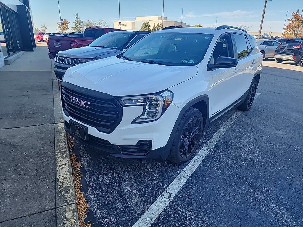 Used 2022 GMC Terrain SLE w/ Driver Convenience Package AWD/4WD image 2