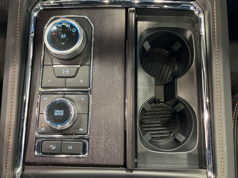 Used 2024 Ford Expedition Platinum image 26