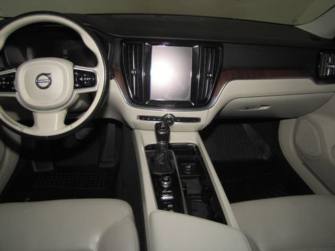Used 2020 Volvo S60 T5 Momentum w/ Premium Package FWD image 15