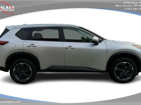 Used 2024 Nissan Rogue SV AWD/4WD image 4