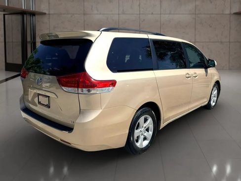 Used 2014 Toyota Sienna LE FWD image 3