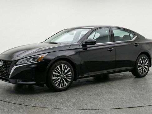 Used 2025 Nissan Altima 2.5 SV FWD image 3