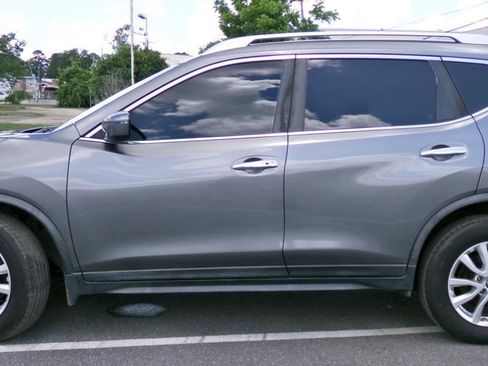 Used 2017 Nissan Rogue SV AWD/4WD image 2