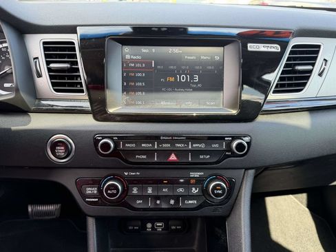 Used 2017 Kia Niro EX FWD image 29