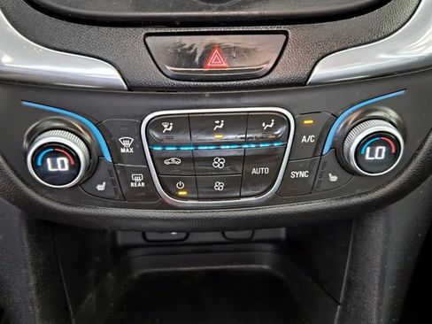 Used 2018 Chevrolet Equinox LT FWD image 20