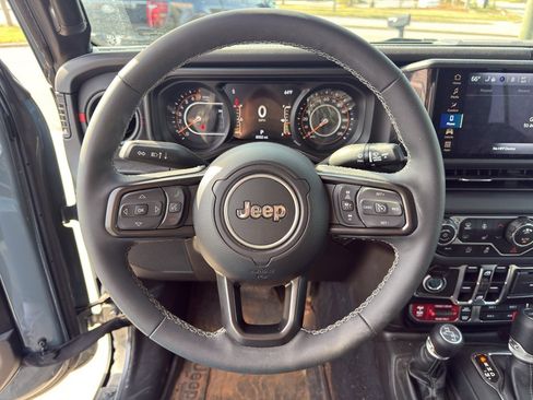 Used 2025 Jeep Gladiator Rubicon w/ Convenience Group image 12