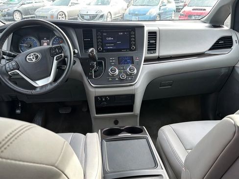Used 2018 Toyota Sienna XLE FWD image 14