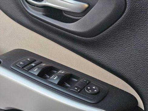 Used 2017 Jeep Cherokee Latitude w/ Safety/Convenience Group image 10