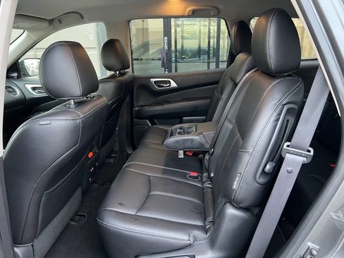 Used 2019 Nissan Pathfinder SL image 11