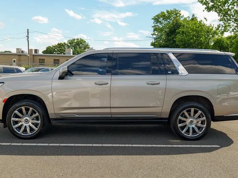 Used 2024 Cadillac Escalade ESV Premium Luxury Platinum AWD/4WD image 4