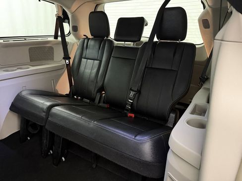 Used 2013 Chrysler Town & Country Touring-L w/ Driver Convenience Group FWD image 26