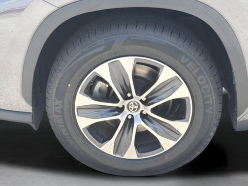 Certified 2024 Toyota Highlander XLE FWD image 38