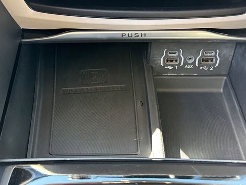 Used 2024 Chrysler Pacifica Limited FWD image 30