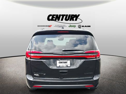 Used 2025 Chrysler Pacifica Limited FWD image 5