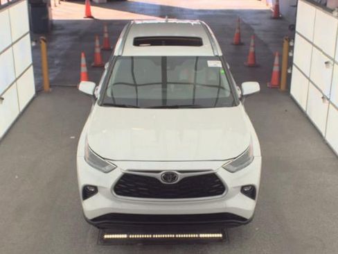 Used 2023 Toyota Highlander XLE image 2