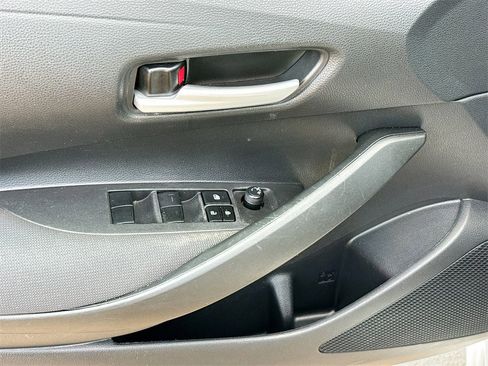 Used 2021 Toyota Corolla LE image 19