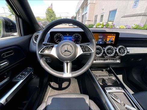Used 2026 Mercedes-Benz GLB 250 4MATIC image 5